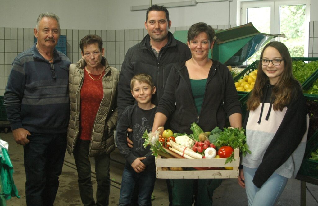 Drei Generationen für regionales Obst und Gemüse: Ludwig und Anne Beck, Steffi und Sebastian Hausler mit ihren Kindern Vroni und Andi.