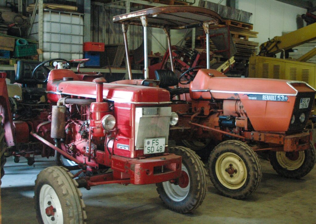 Die zwei Renault-Oldtimer helfen Familie Beck bei Aussaat, Ernte und sonstigen anfallenden Arbeiten