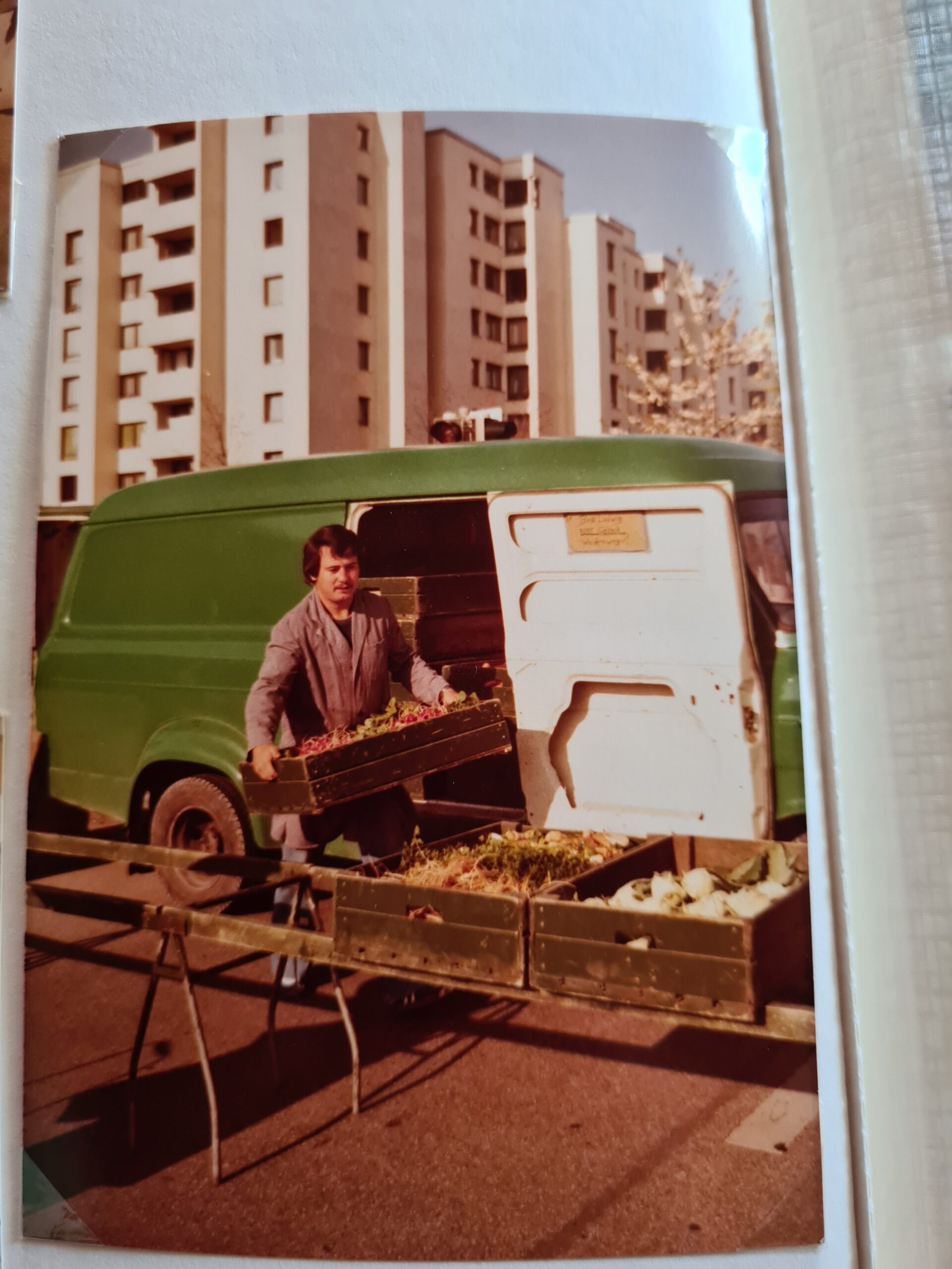 Ludwig Beck beim Verkauf von regionalem Obst und Gemüse in München.