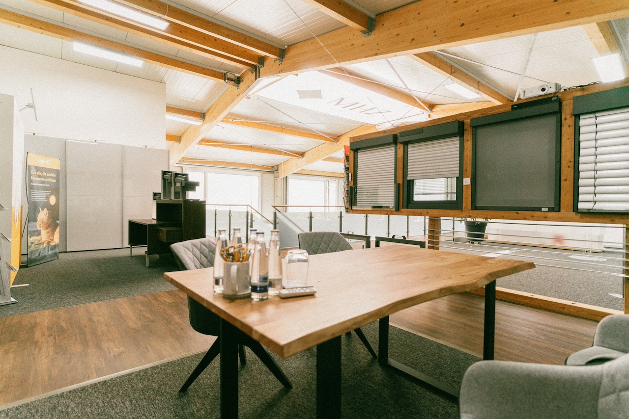 In der Zentrale können Kunden die Materialien und Stofflichkeit der Produkte sorgfältig überprüfen, bevor sie sich für einen Kauf entscheiden.