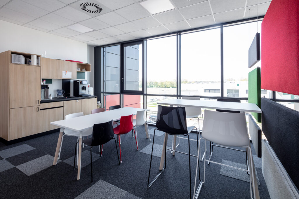Production, office and kitchenette: with socializing spots, the new HEKUMA headquarters is a living example of New Work.