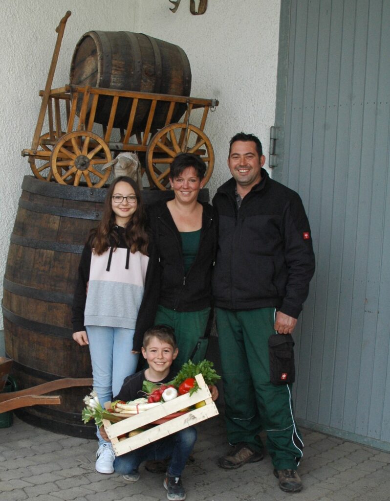 Auch die Kleinsten auf dem Beck-Hof sind mit viel Ehrgeiz dabei. So bleibt die Zukunft für regionales Obst und Gemüse aus Hallbergmoos gesichert.