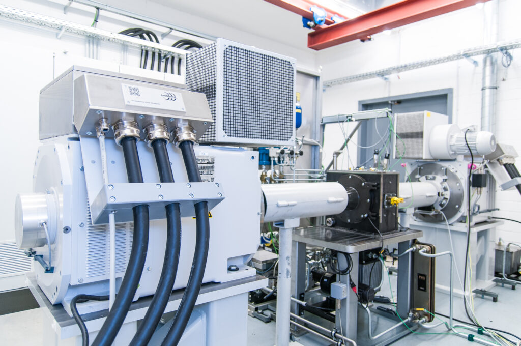 Das international tätige Unternehmen ATESTEO baut am neuen Standort im Gewerbepark M5 20 Antriebsstrangprüfstände auf (c) ATESTEO GmbH & Co. KG