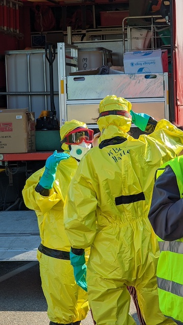 Mit Seuchenschutzanzügen kämpfen Mitarbeiter der KBLV gegen die Geflügelpest und andere tierischen Seuchen.