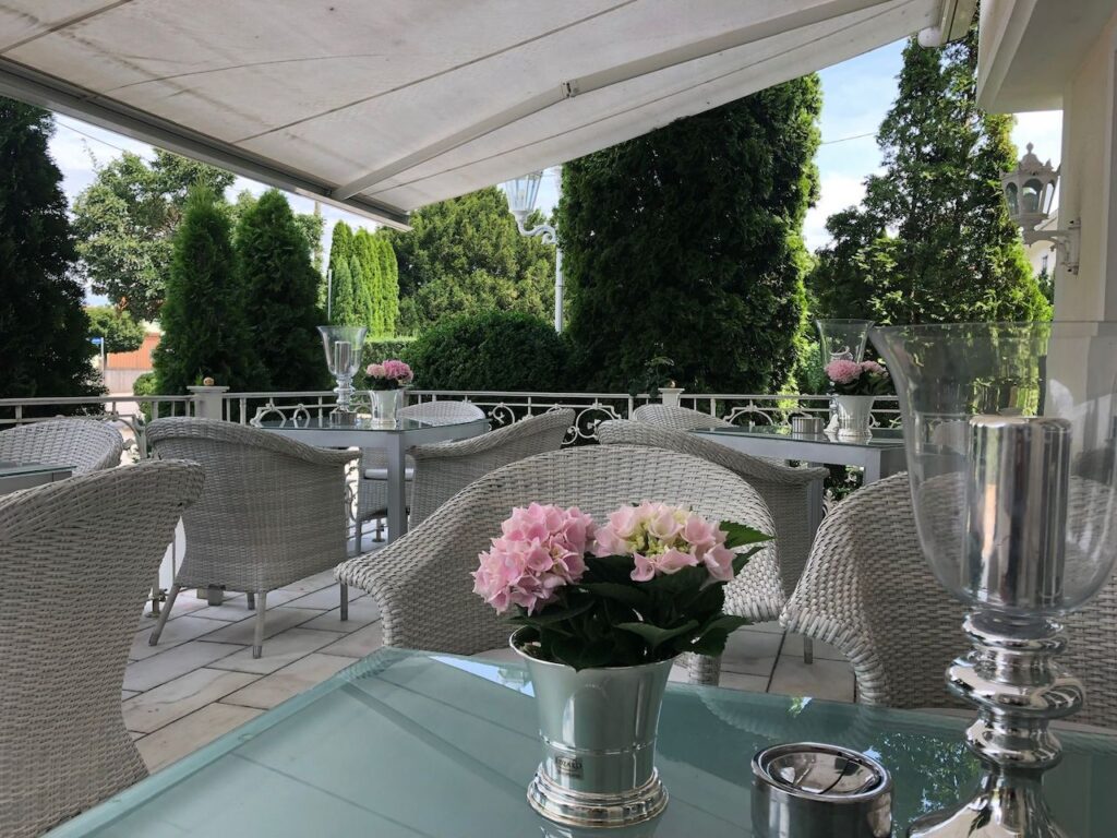 Grün, grüner, Hotel Daniel's: Die Terrasse des Hallbergmooser Hotels lädt zum Essen und Verweilen ein.