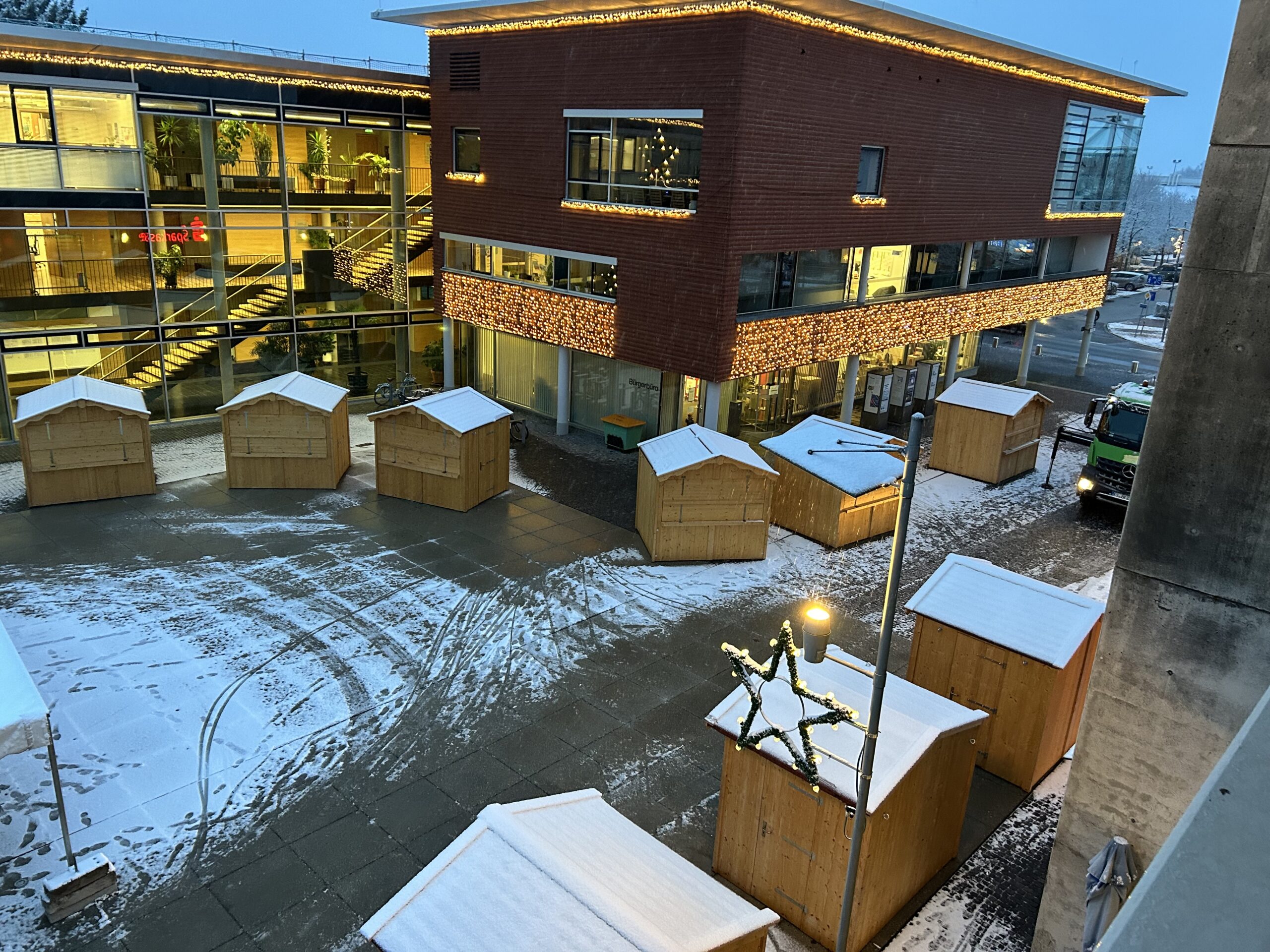 Der Weihnachtsbaum und die Hütten stehen, das Rathaus ist beleuchtet. Dank des Einsatz der Werbegemeinschaft Hallbergmoos in Aktion kann der Christkindlmarkt in Hallbergmoos am Samstag losgehen.