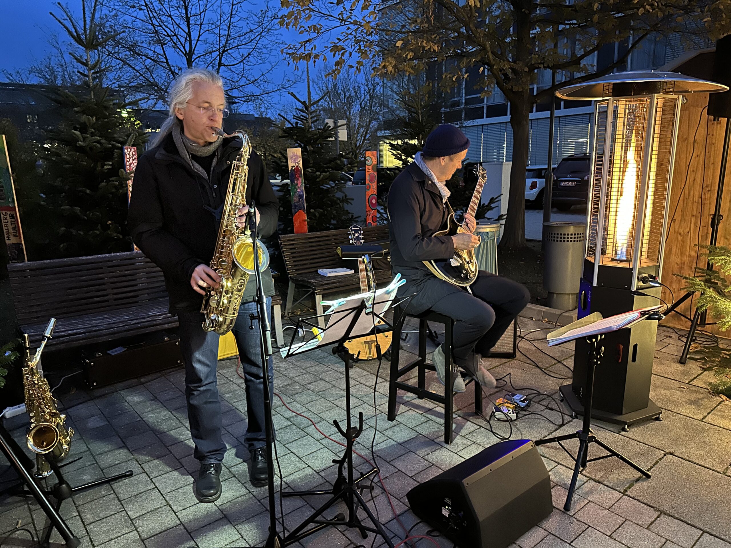 Visitors to the winter village celebrated together with mulled wine, bratwurst, potato pancakes and musical accompaniment.