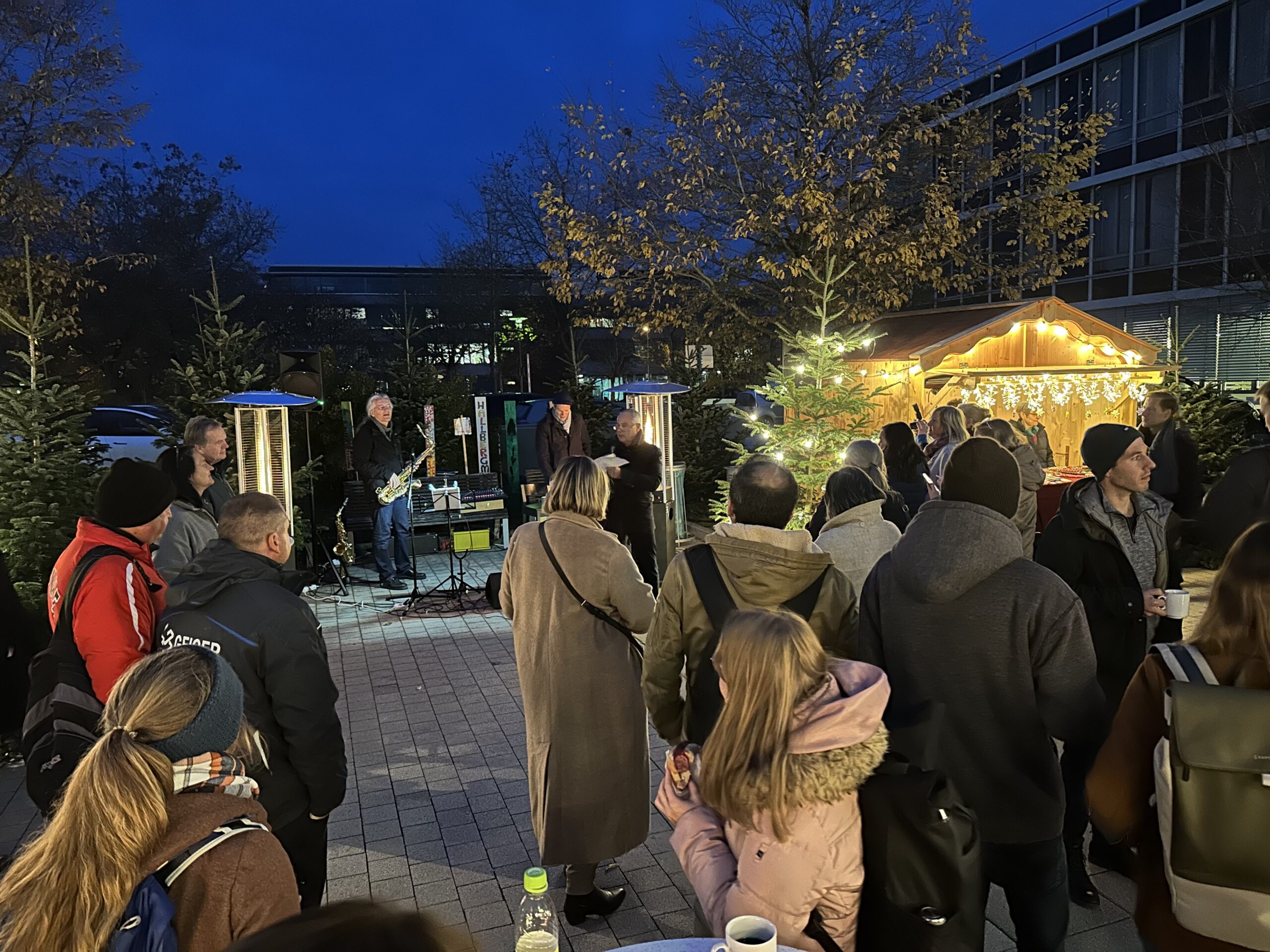 Bei noch herbstlicher Stimmung lädt das Skygate im MABP dieses Jahr zum Winterdorf ein.