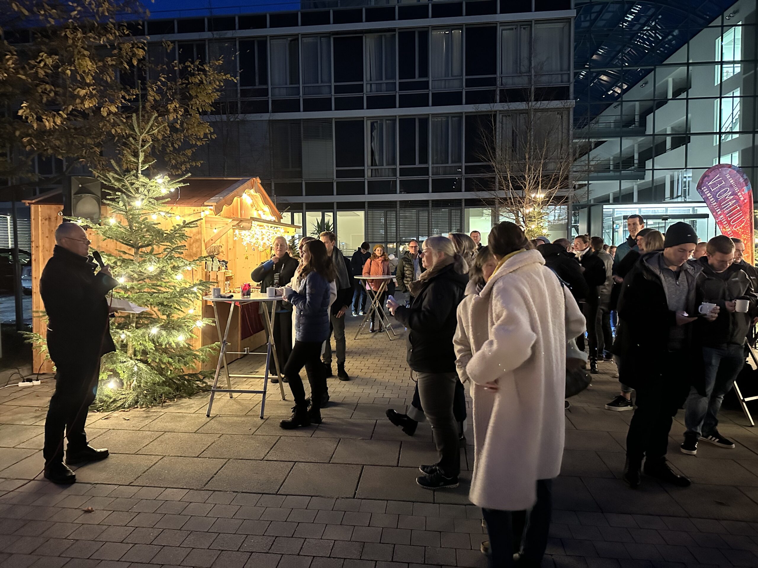 Mayor Josef Niedermair officially heralded the start of the Winter Village with his speech.