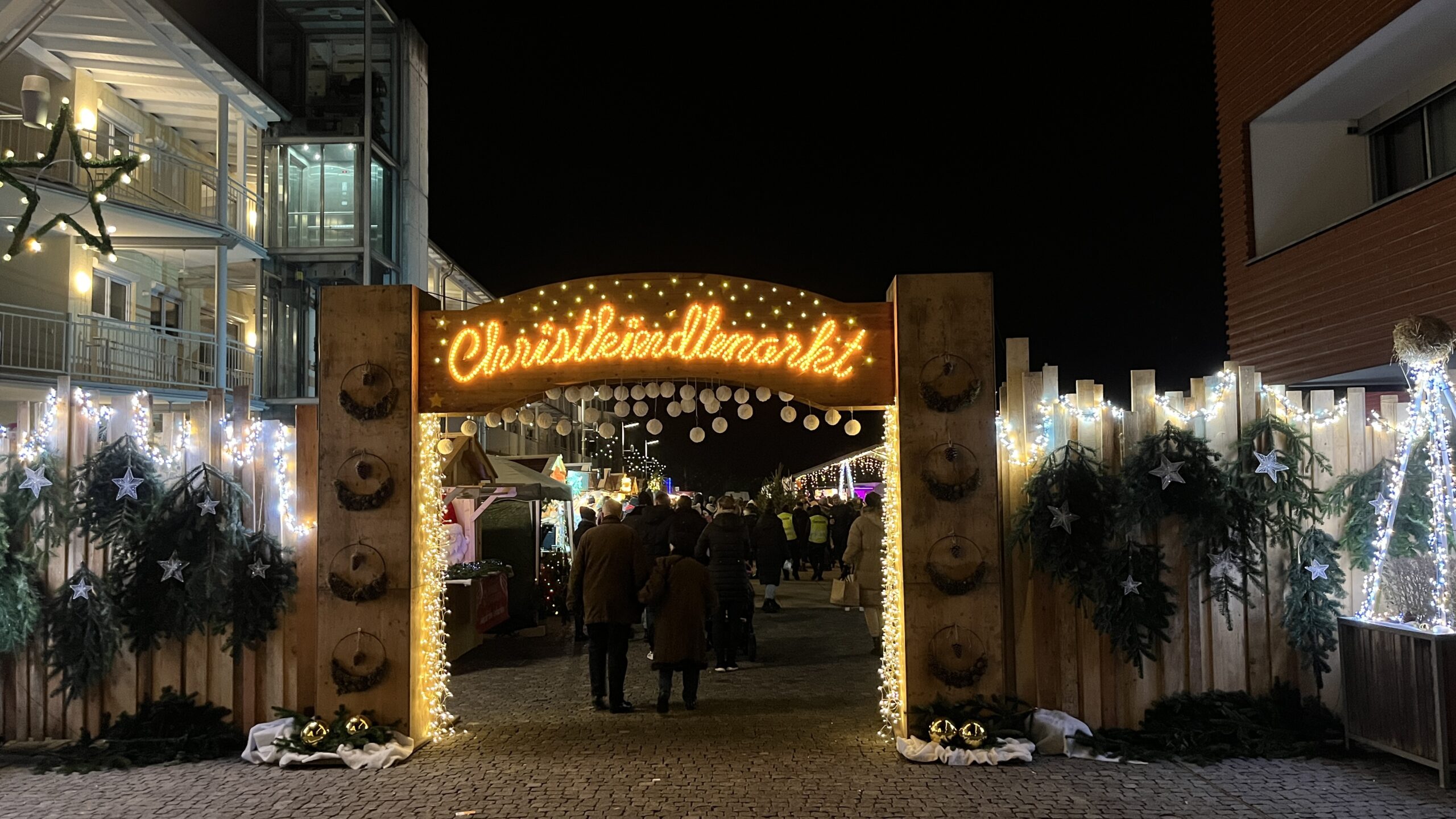 Alle Jahre wieder - begrüßt der Christkindlmarkt in Hallbergmoos am ersten Adventswochenende Besucherinnen und Besucher aus Hallbergmoos und den umliegenden Gemeinden.