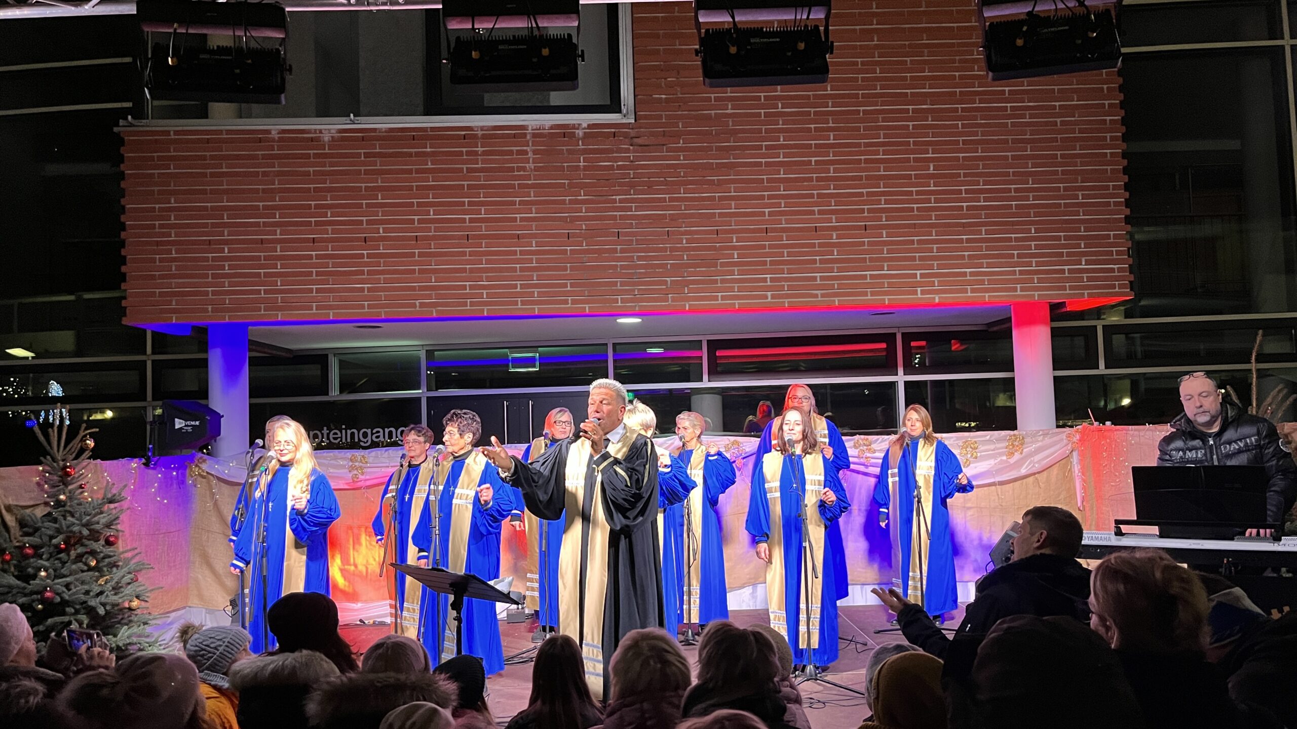 Gelebte Tradition: Jedes Jahr treten Oliver Schott
und The Golden Gospel Choir auf dem Christkindlmarkt Hallbergmoos auf und stimmen die Besucherinnen und Besuchern mit Liedern auf die besinnliche Weihnachtszeit ein.