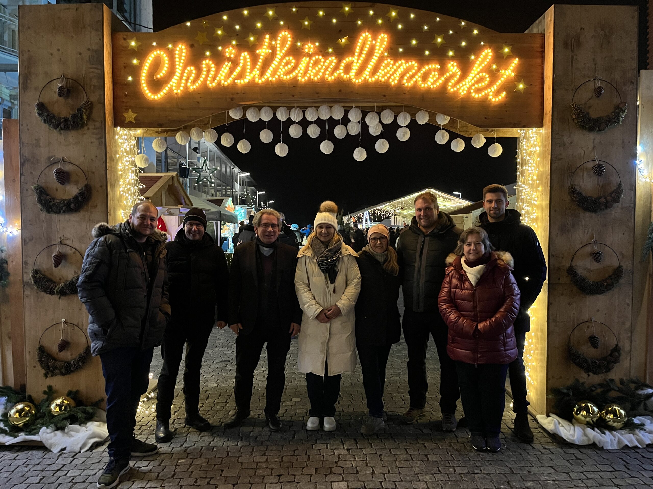 Der Christkindlmarkt Hallbergmoos ist eine Aktion der Werbegemeinschaft Hallbergmoos in Aktion. Hier zu sehen, von links nach rechts: Andreas Straub (Beisitzer), Bernhard Graf (3. Vorsitzender), Pfarrer Thomas Gruber, Anita Kreilinger (Schatzmeisterin), Sabrina Adamo- Koczorowski (Beisitzerin), Wolfgang Eberhart (1. Vorsitzender), Eva Wimmer (Schriftführerin) und Manuel Berger (2. Vorsitzender).