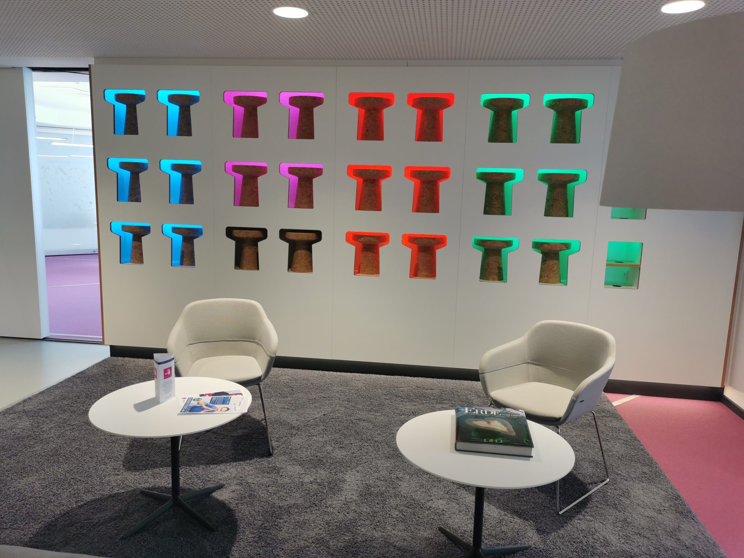 Das First Choice Business Center verbindet Design und Funktionalität: In der beleuchteten Wand sind Hocker platziert, die einfach herausgenommen werden können.