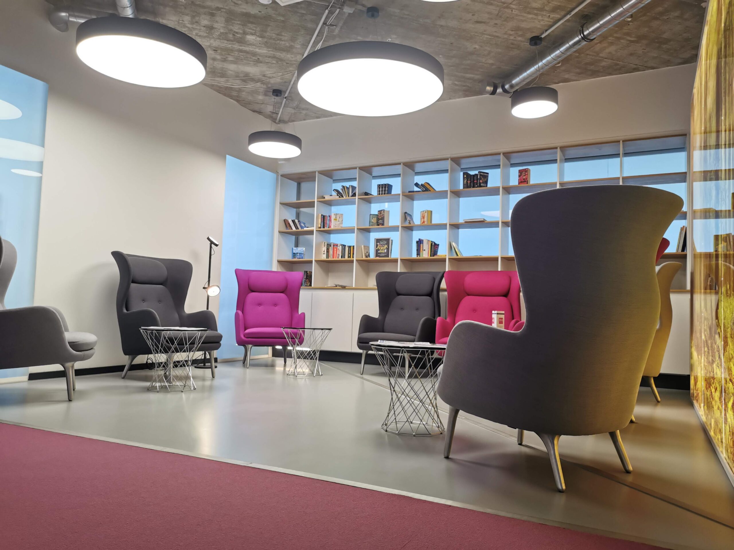 Auch Orte für eine kleine Auszeit gibt es hier: Im Hintergrund steht den Mietern des First Choice Business Centers die hauseigene Bibliothek zur Verfügung.