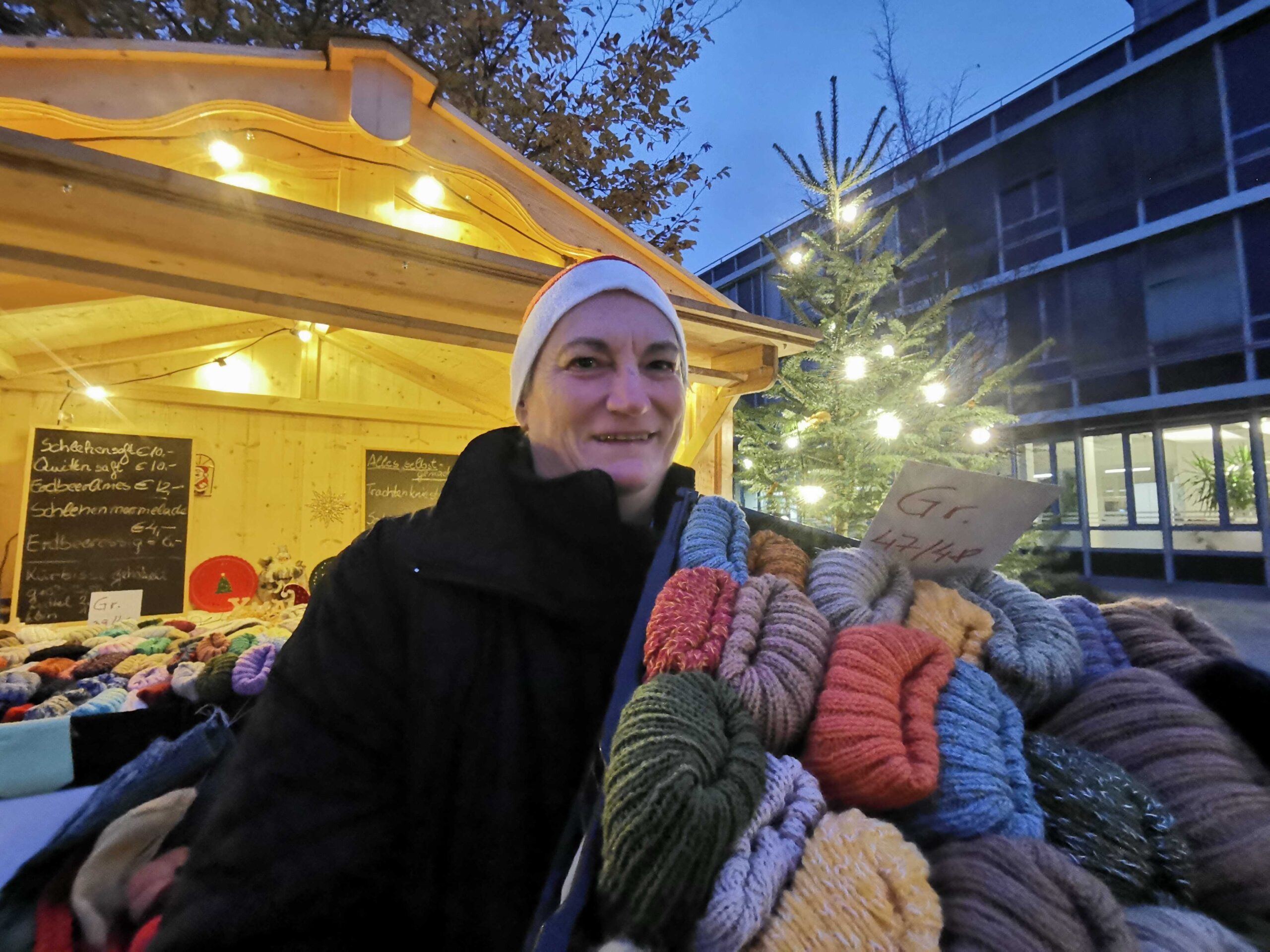 Ob Säfte, Limes oder Fußbedeckung: Das Winterdorf im SKYGATE in Hallbergmoos stimmt auf das Ende des Jahres ein.