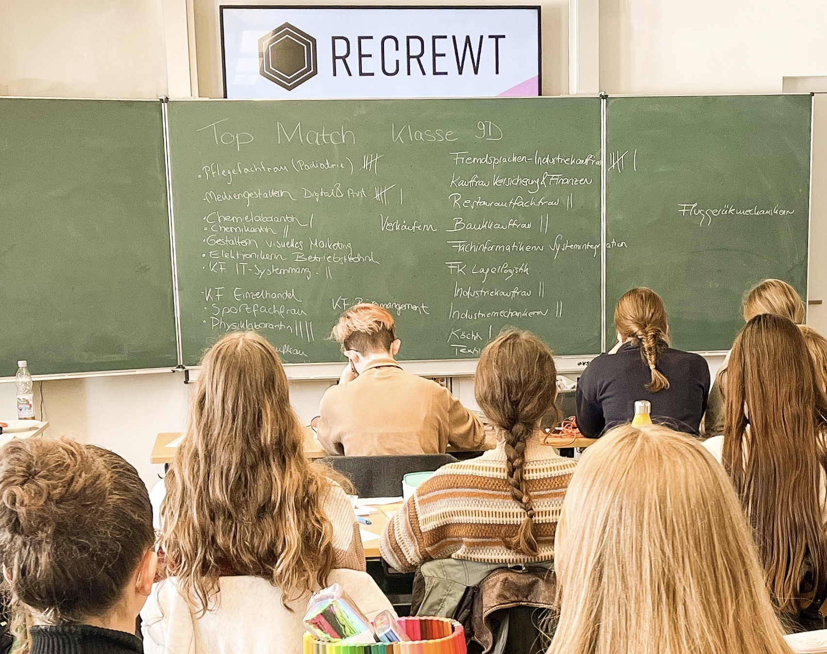 Ob analog oder digital: Die Plattform Recrewt setzt auf Schulklassentouren und KI-basiertes Azubi-Matching um die Ausbildung in Hallbergmoos schmackhaft und sichtbar zu machen.