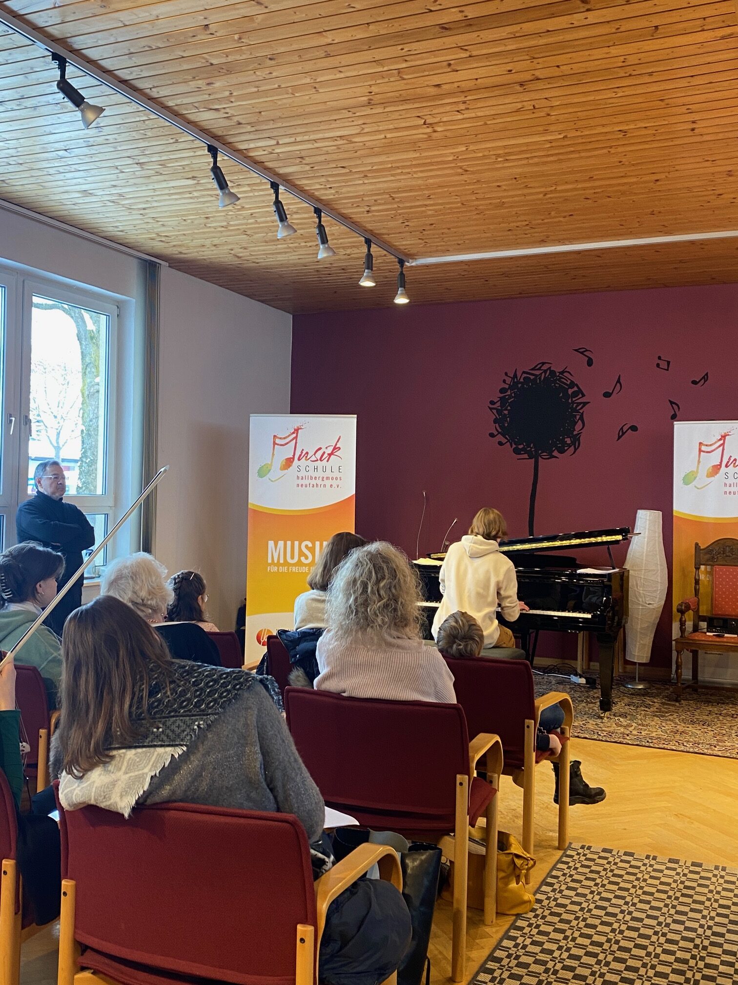 Der Konzertraum der Musikschule Hallbergmoos-Neufahrn e.V. ist zu Konzerten sehr gut besucht.