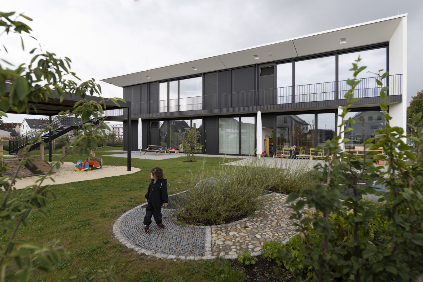 Ganztagsbetreuung in Hallbergmoos: Für den ab 2026/27 geltenden Rechtsanspruch auf eine Ganztagsbetreuung möchte die Gemeinde Hallbergmoos in einer Umfrage den Bedarf an Ganztagsbetreuungsplätzen herausfinden.