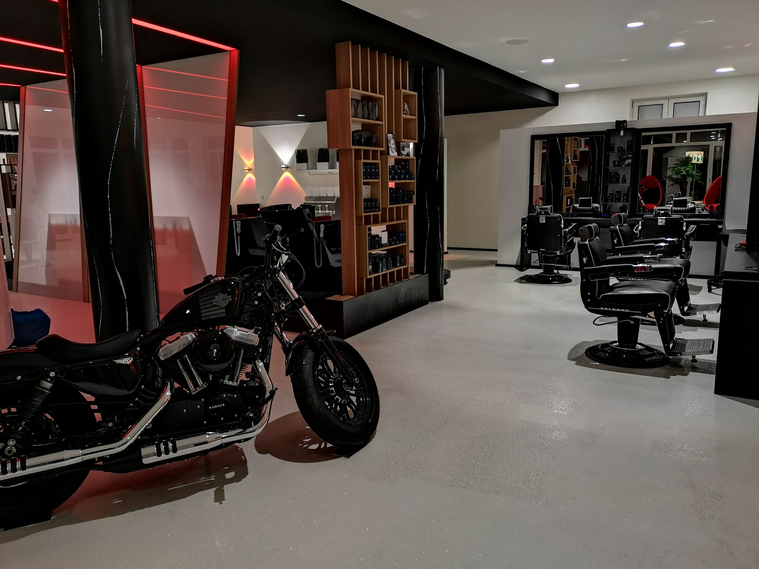 M-Crew Friseure Hallbergmoos: Nach dem Ausbau des Eingangs sollen auf den 400 Quadratmetern Fläche nicht mehr nur Zweiräder Platz finden, sondern auch noble Autos.