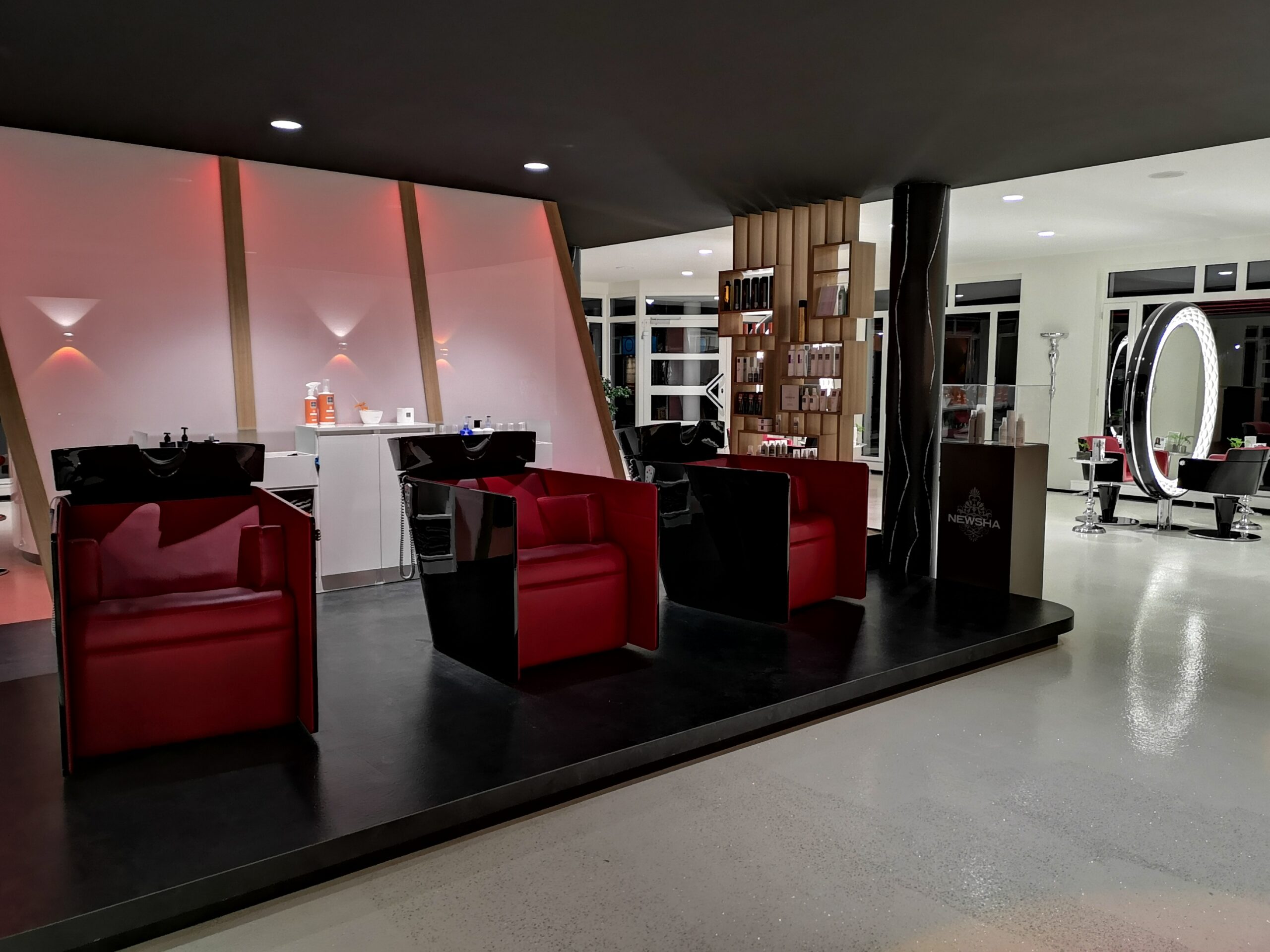 Rund-Wohlfühlprogramm: In diesen Sesseln dürfen Kunden der M-Crew Friseure Hallbergmoos sich nicht nur die Haare waschen lassen, sondern zugleich auch die Massagefunktion der Sessel in Anspruch nehmen.