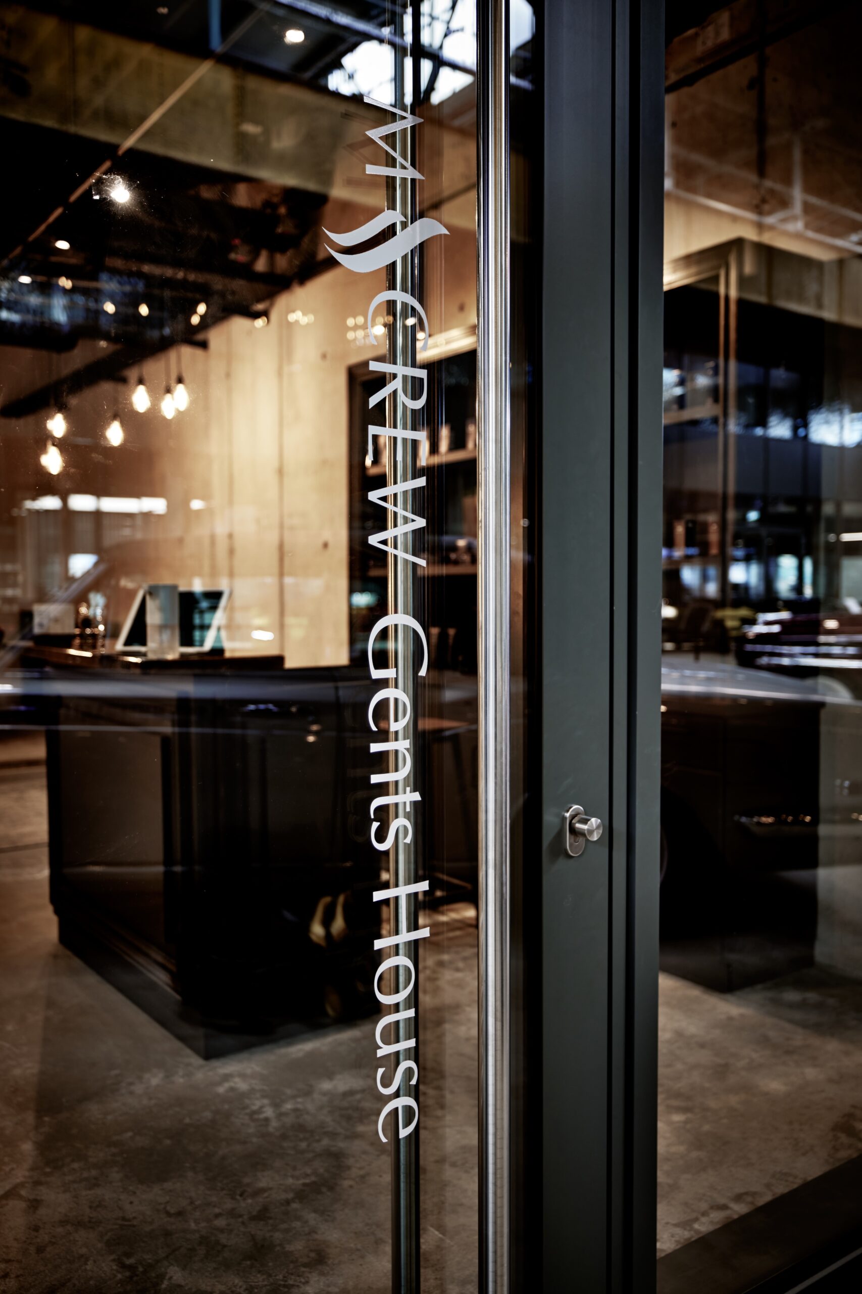 Das M-Crew Gents House in der Motorworld ist sehr beliebt bei den Kunden: Hier schneiden und stylen die Friseure trendige Haircuts und Bärte zwischen Nobelkarossen und aufheulenden Motoren.