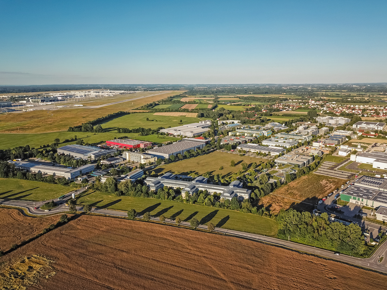 Flächen in Hallbergmoos: Mit den Gesamtvermietungen im Jahr 2022 und den anstehenden Großprojekten wappnet die Gemeinde Hallbergmoos den Munich Airport Business Park für die Zukunft.