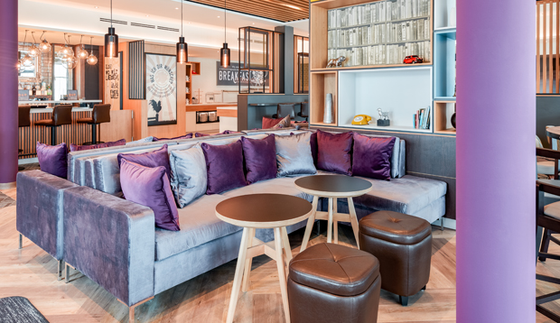 Gemütlich und stylisch: Die Breakfast-Area und Sitzmöglichkeiten im Premier Inn in Hallbergmoos.