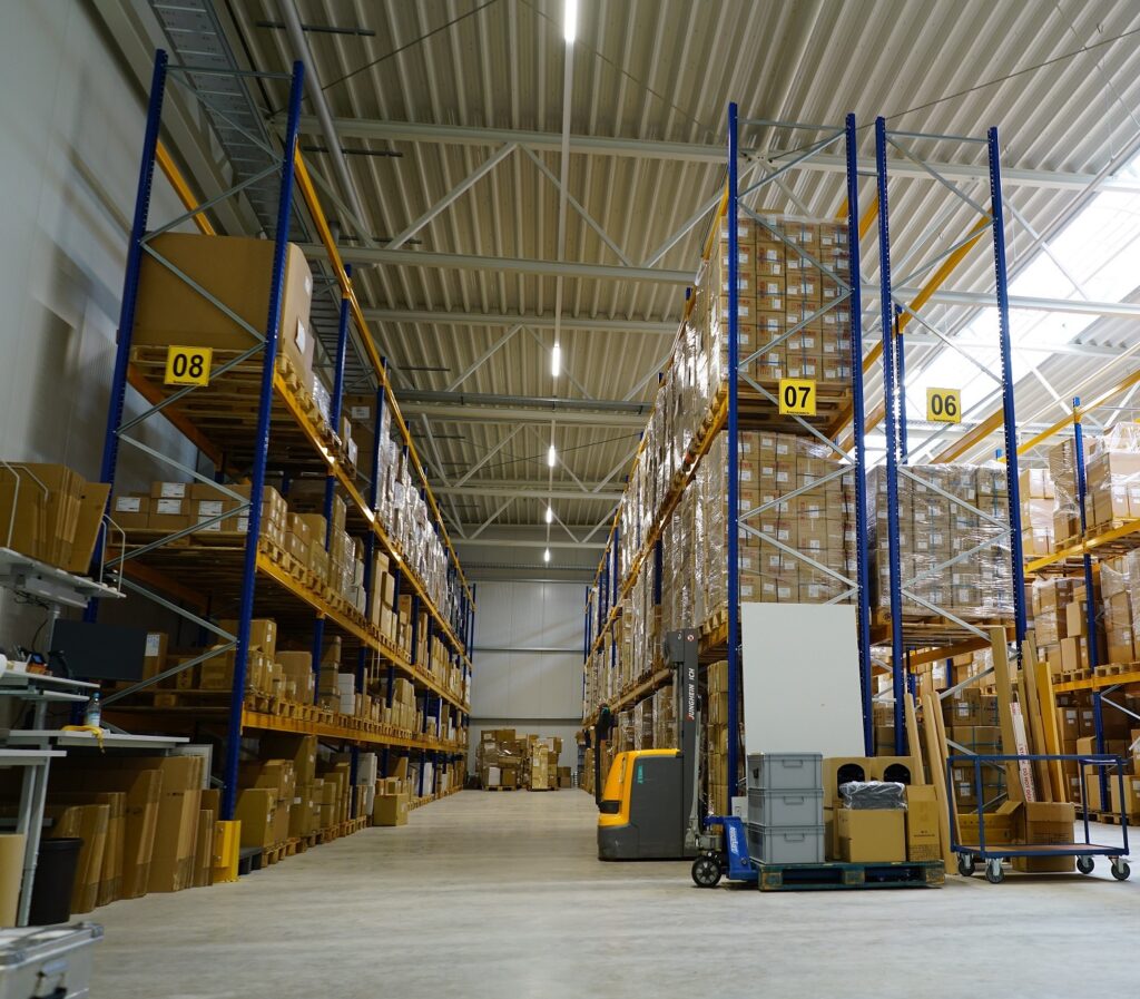 Die Lagerfläche von Munitec ist 870 Quadratmeter groß. Bei der Deckenhöhe von 6,5 Metern passt einiges ins Lager (c) Munitec-Vertriebs GmbH