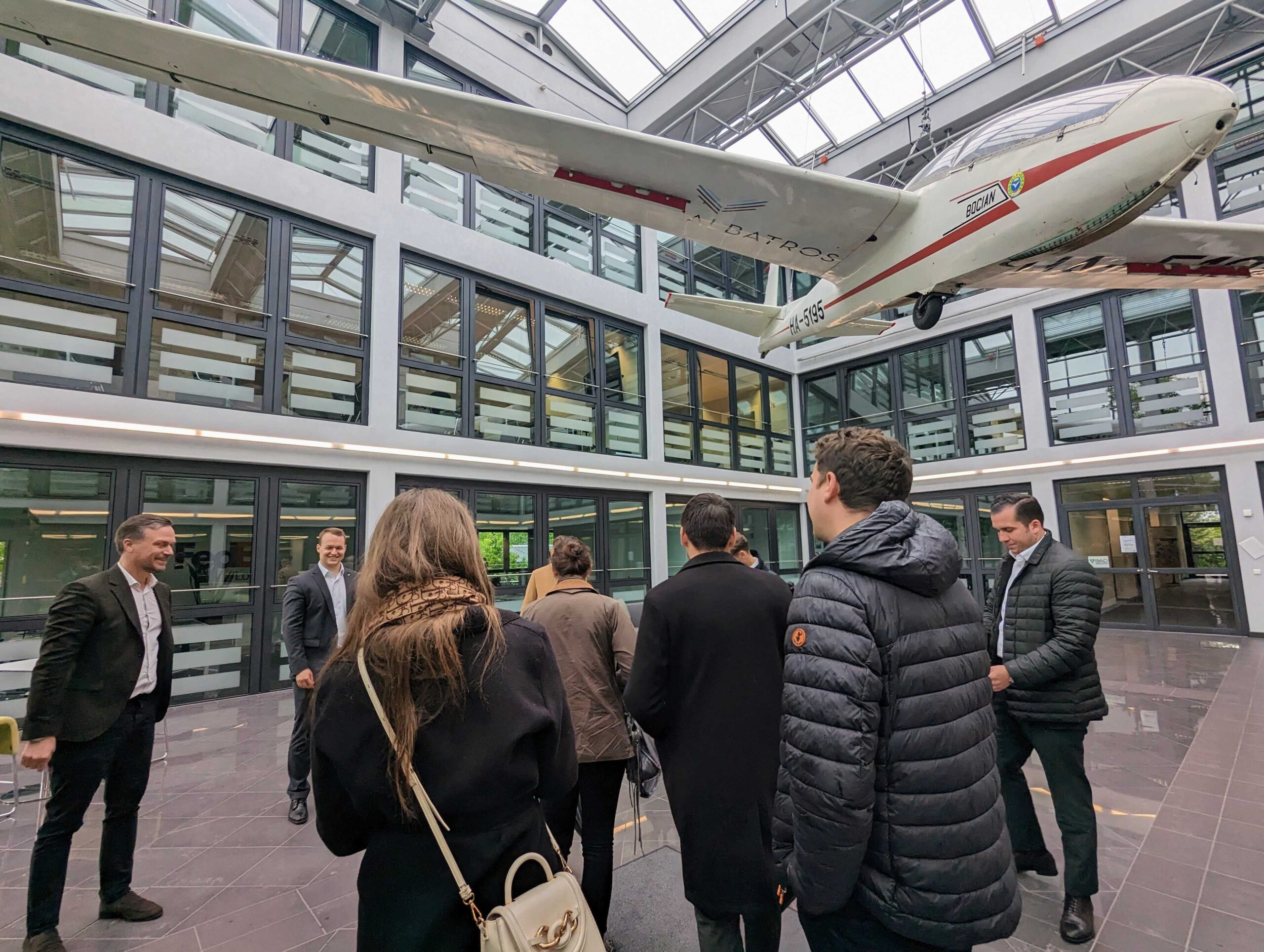 Makler im MABP: Die Besichtigung des Skygate im Munich Airport Business Park in Hallbergmoos kam gut an bei den Immobilienmaklern.