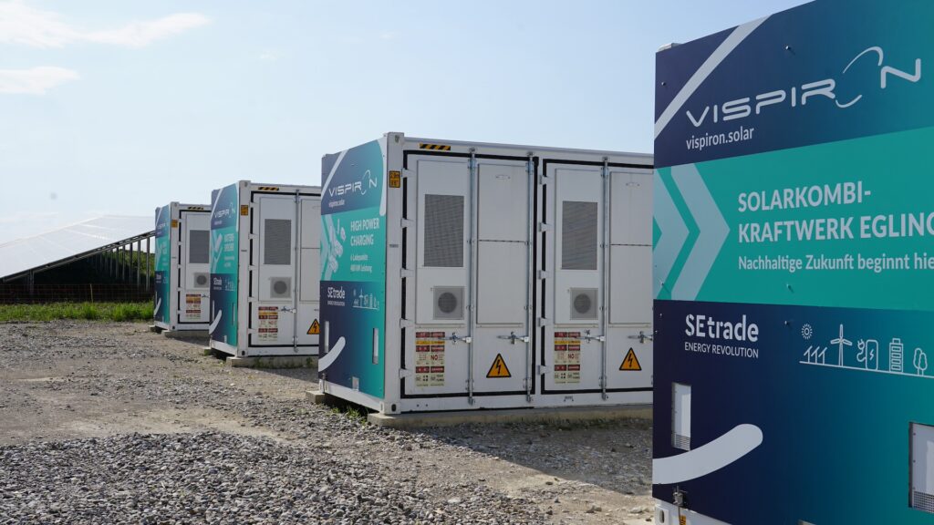 Batteriespeicher sollen die tagsüber produzierte Energie speichern und bei Bedarf wieder abgeben.