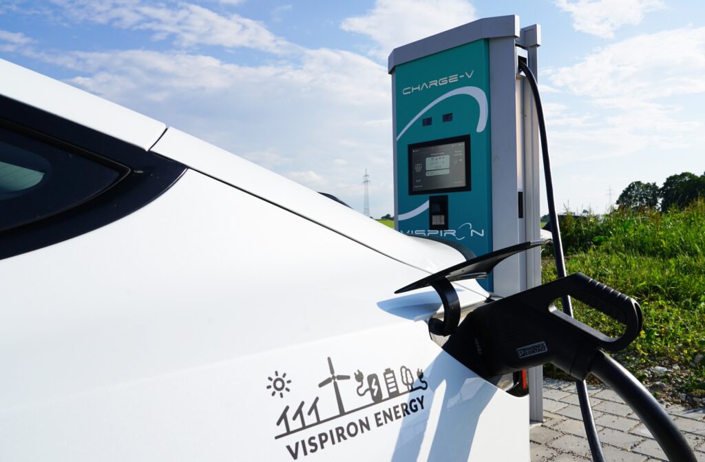 Mit Schnellladesäulen der Schwesterfirma CHARGE-V soll die gewonnene Energie an Besucher der O2 SURFTOWN MUC weitergegeben werden.