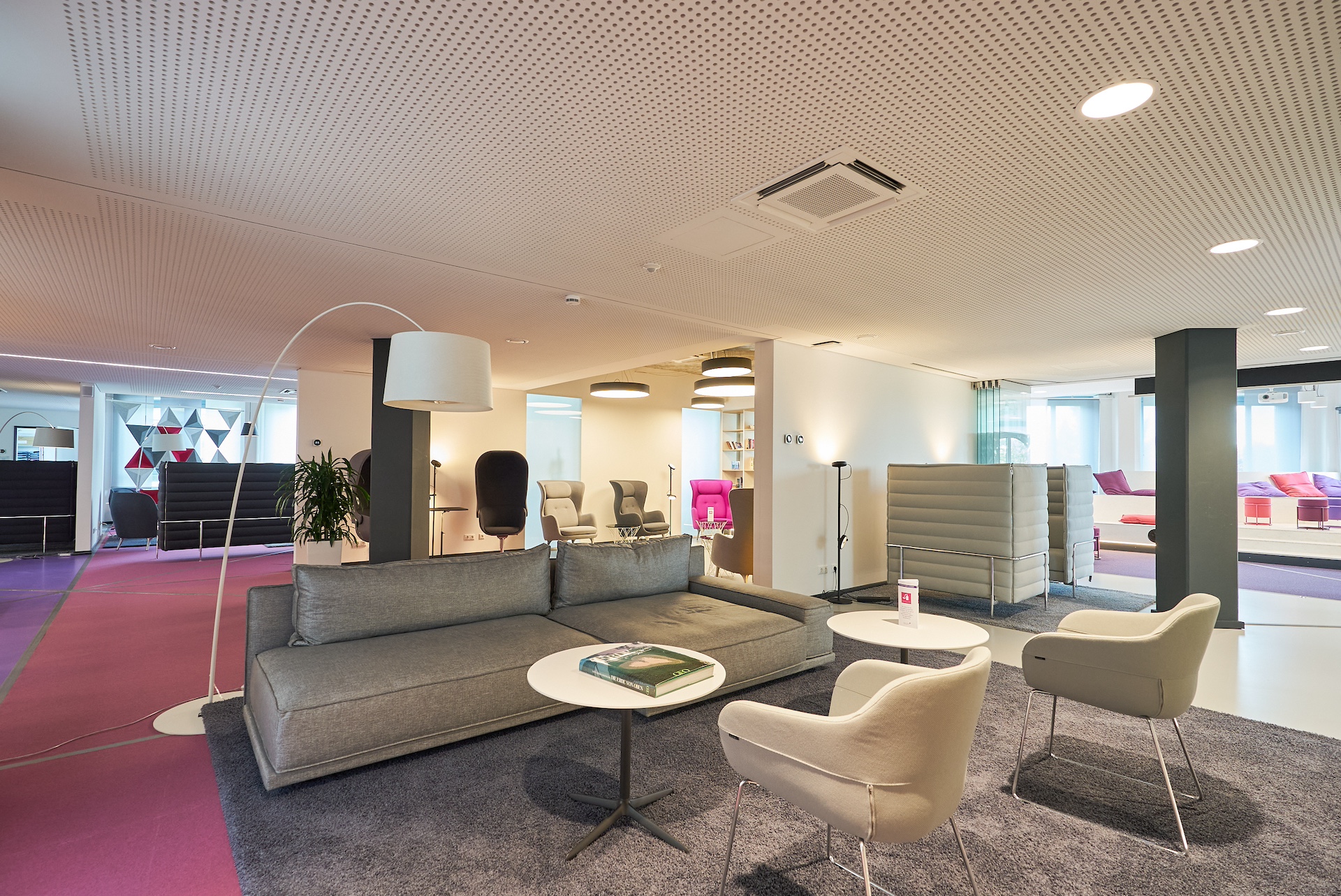 Arbeiten in Wohnzimmeratmosphäre: Das First Choice Business Center ist der ideale Ort, um als kleines Unternehmen mit Büros ab 20 Quadratmetern oder Coworking-Möglichkeiten durchzustarten.