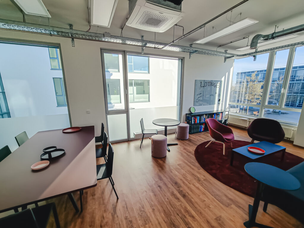 Ein idealer Ort für Wachstum: Die Lounge der vermicon AG im Skygate.