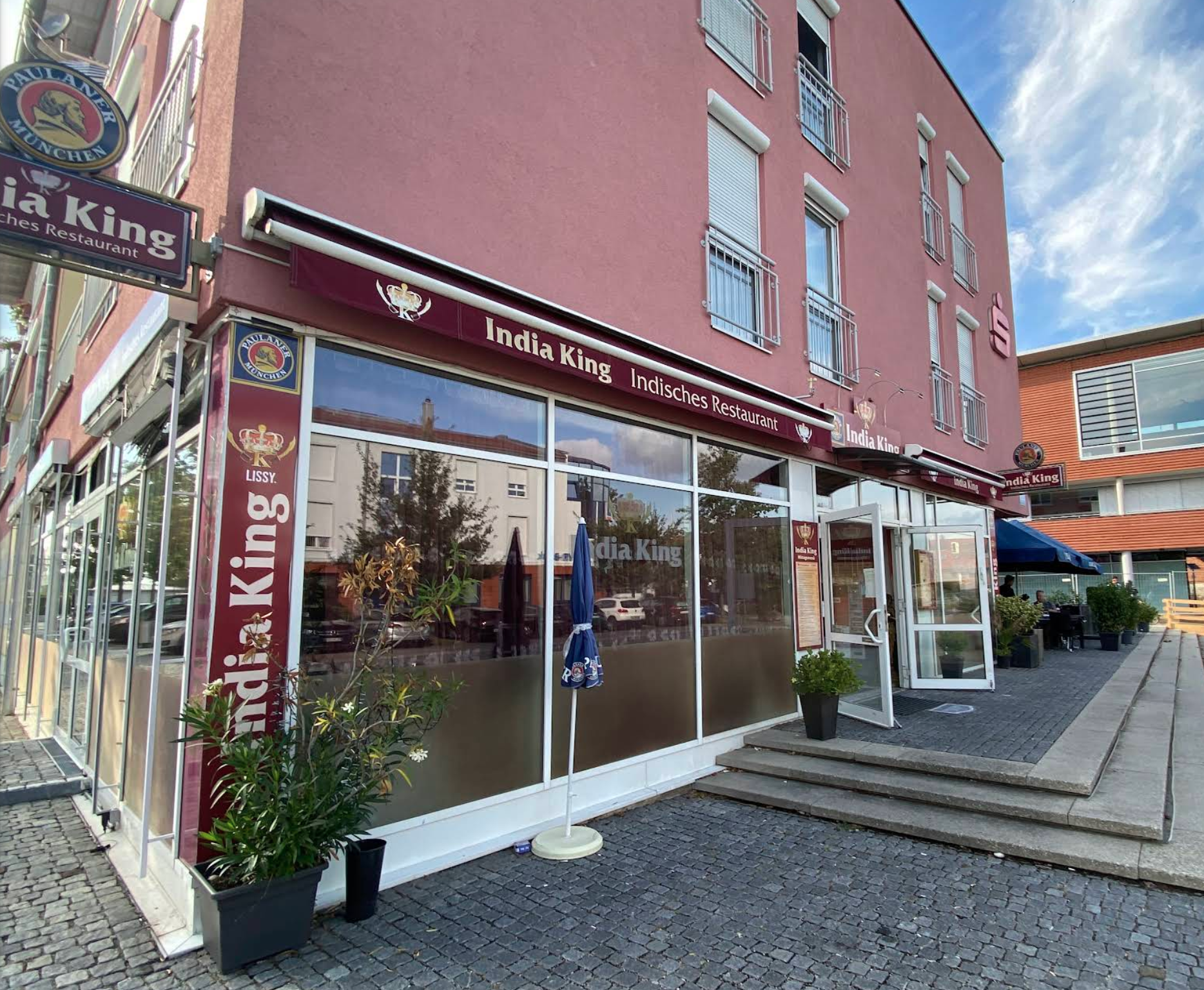 Restaurant India King mit Glasfront und Außenbereich in Hallbergmoos.