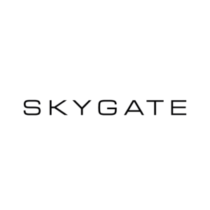 Logo von Skygate in klaren, modernen Buchstaben auf schwarzem Hintergrund.