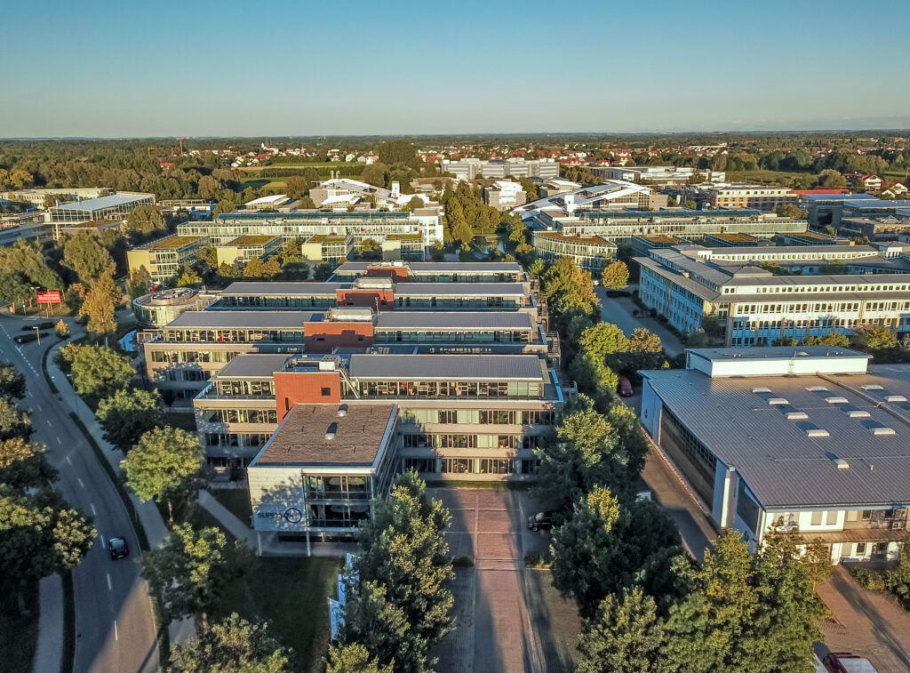 Luftaufnahme des MABP-Aero49 mit modernen Gebäuden in einem Gewerbegebiet, 100M.