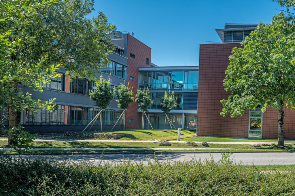 Moderne Bürogebäude im Münchener Flughafen Business Park mit klaren Linien und Glasfassaden.