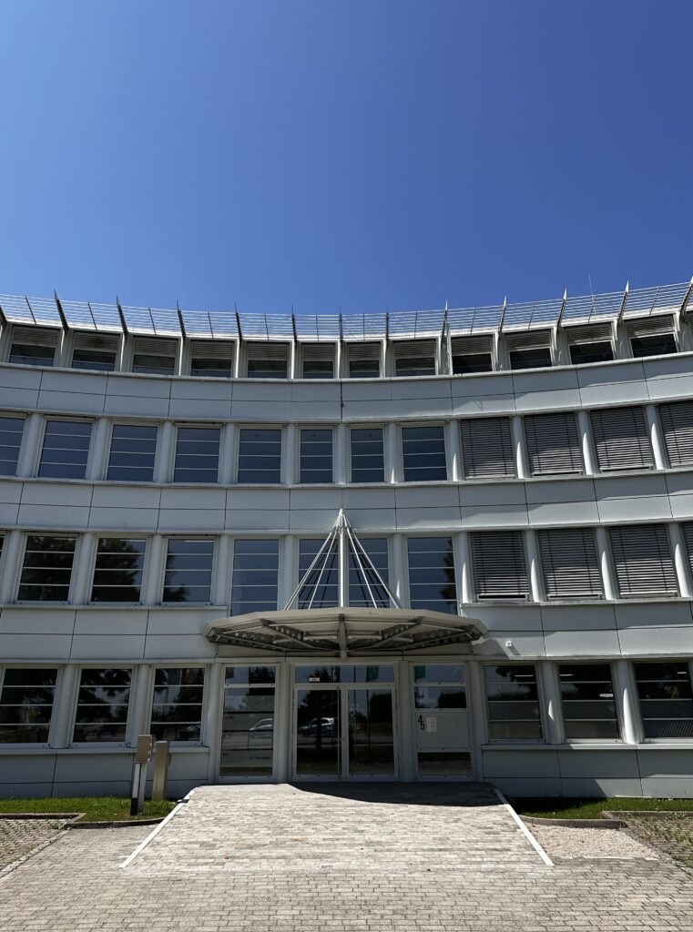 Moderne Architektur des MABP-Gebäudes mit einem markanten Eingangsbereich und großen Fenstern.