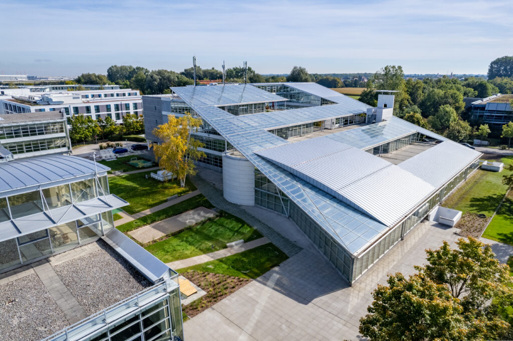 Moderne Architektur des MABP-HUB-EIGHT-14 mit Glasfassade und einzigartigem Dachdesign.