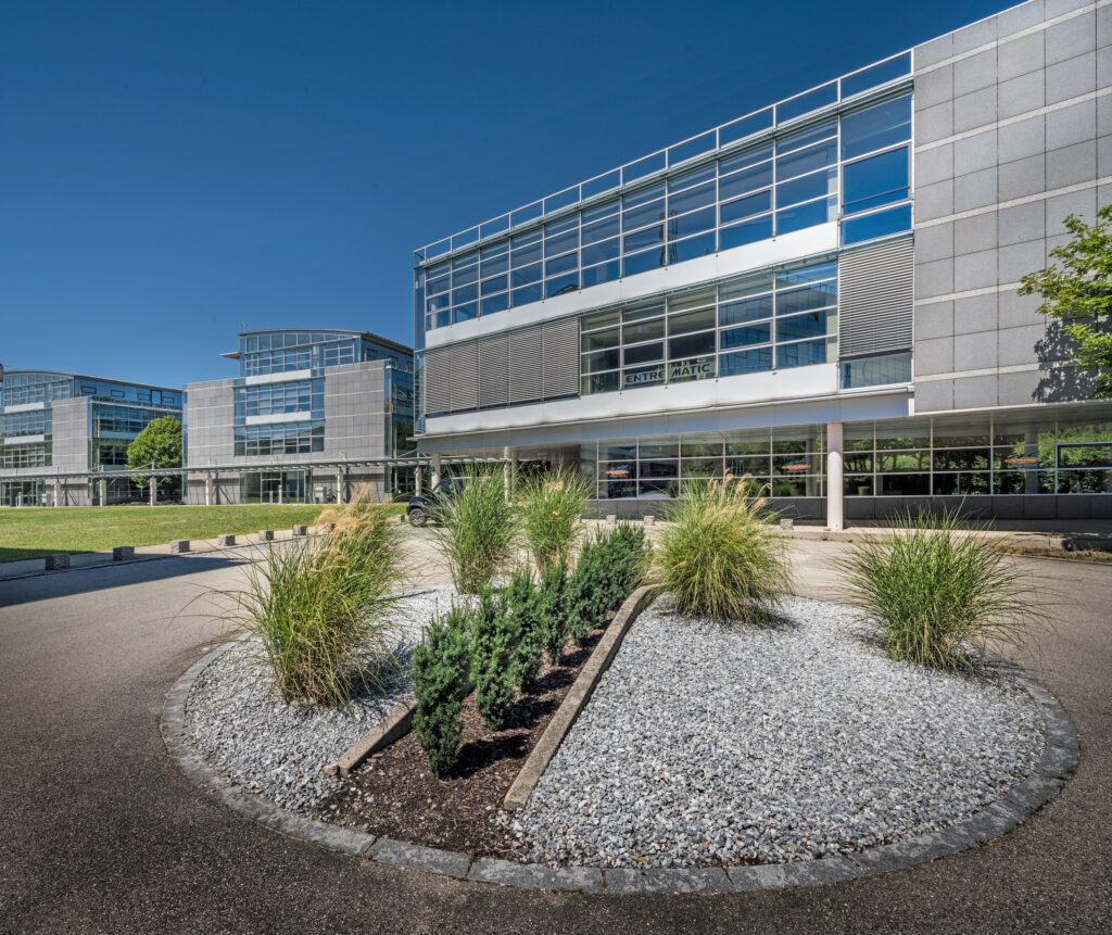 Moderne Bürogebäude im Munich Airport Business Park mit klaren Linien und Glasfassaden.