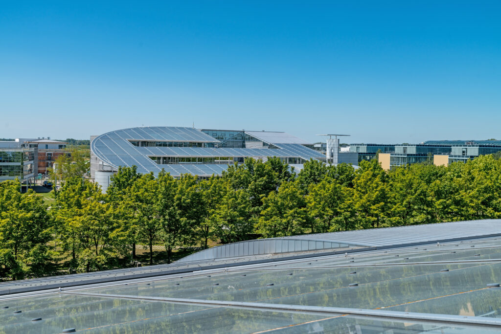 Moderne Architektur eines Gebäudes mit Solarpanelen im MABP München.