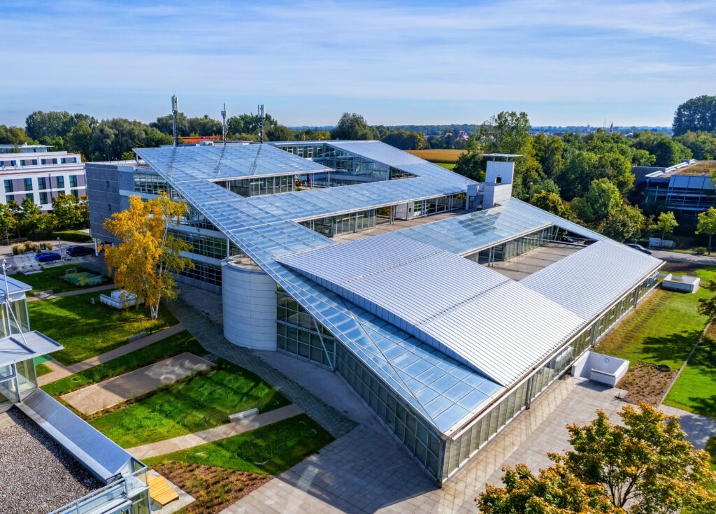 Moderne Architektur des MABP-HUB-EIGHT-26 mit Glasfassade und einzigartigem Dachdesign.