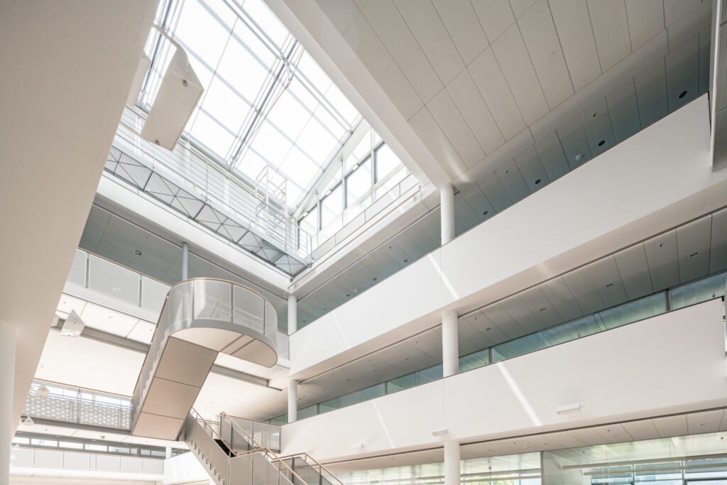 Moderne Architektur mit hellen Wänden und einem großen Glasdach im MABP München.