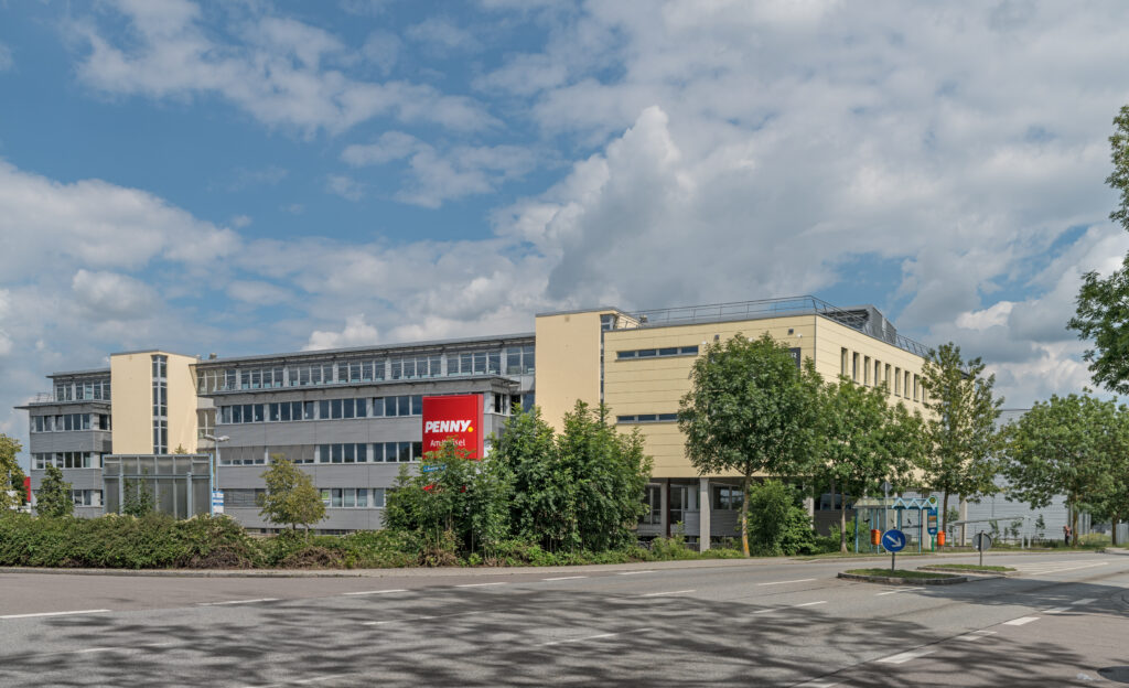 Das MABP-Lindbergh-Center mit modernen Architekturdetails und einem PENNY-Schild im Vordergrund.