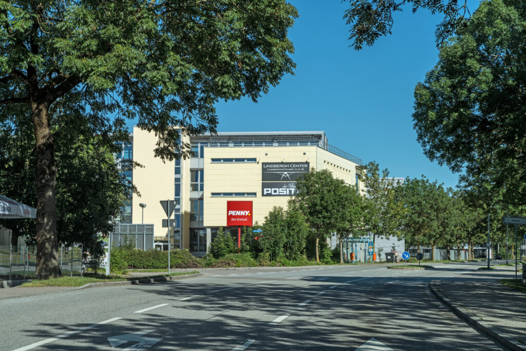 Lindbergh Center mit PENNY-Schild in einer städtischen Umgebung.