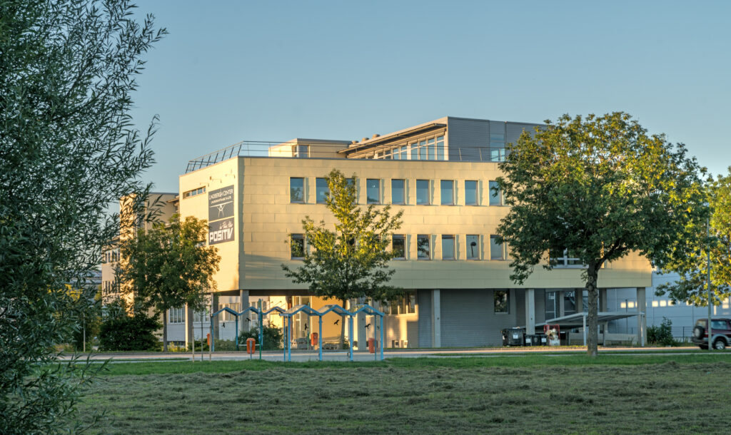 Moderne Architektur des Lindbergh Centers mit großen Fenstern und Pflanzen im Vordergrund.