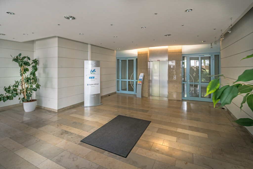 Eingangsbereich mit Pflanzen und Aufzug im MABP München Flughafen Business Park.