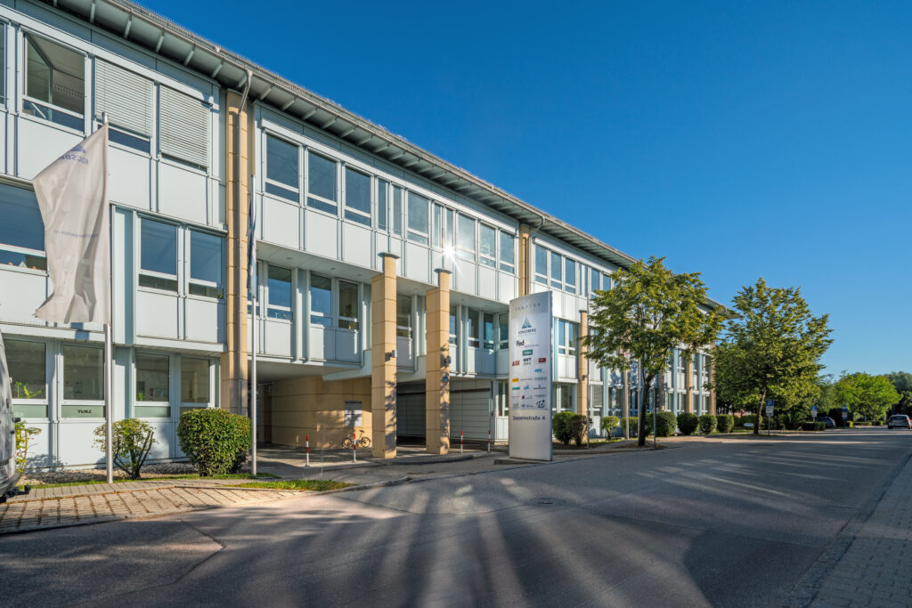 Moderne Bürogebäude im Münchener Flughafen Business Park mit klaren Linien und Glasfenstern.