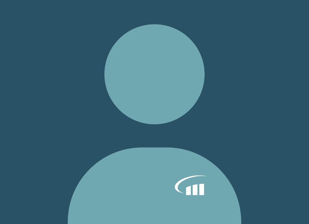 Abstrakte blaue Silhouette mit rundem Kopf und breitem Schulterbereich vor dunklem Hintergrund; Logo-Element in Weiß am unteren Rand, assoziiert mit Voices und Placehoder Voices.